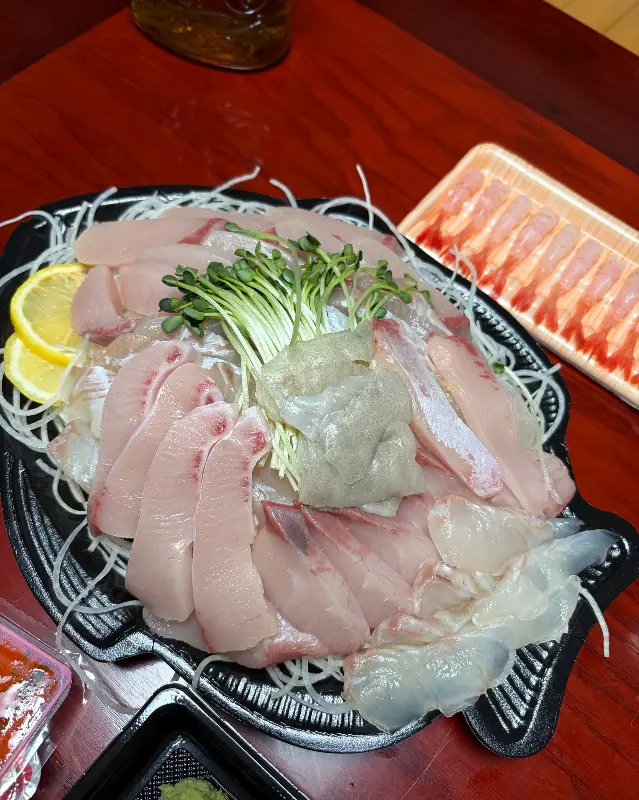 방어회와 단새우 한상차림