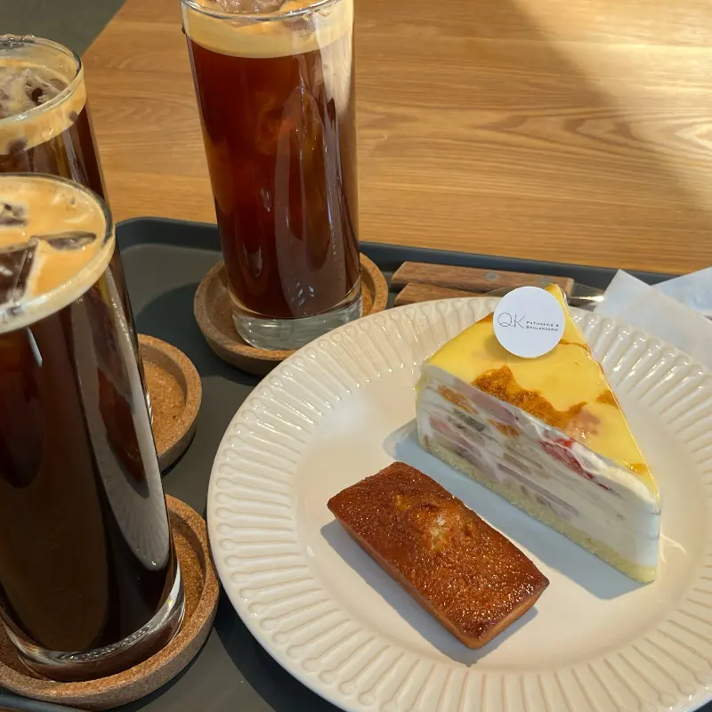 판단 큐브 라떼와 밀크레이프, 피낭시에