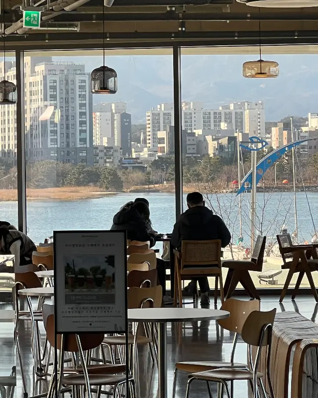 마리스텔라 내부에서 바라본 청초호