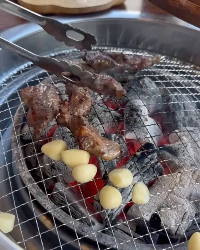 숯불 향이 가득한 소갈비살과 구운 마늘