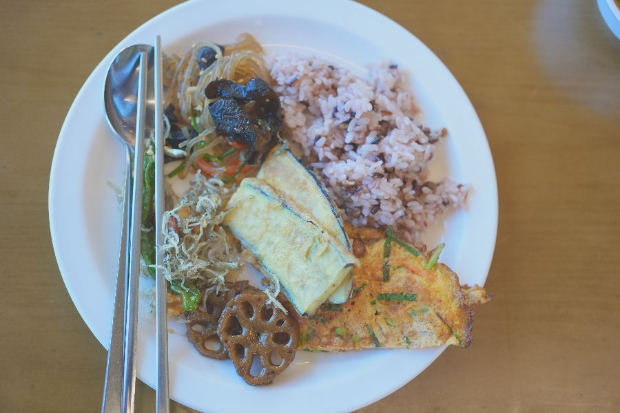 정갈하게 담아온 뷔페 음식들