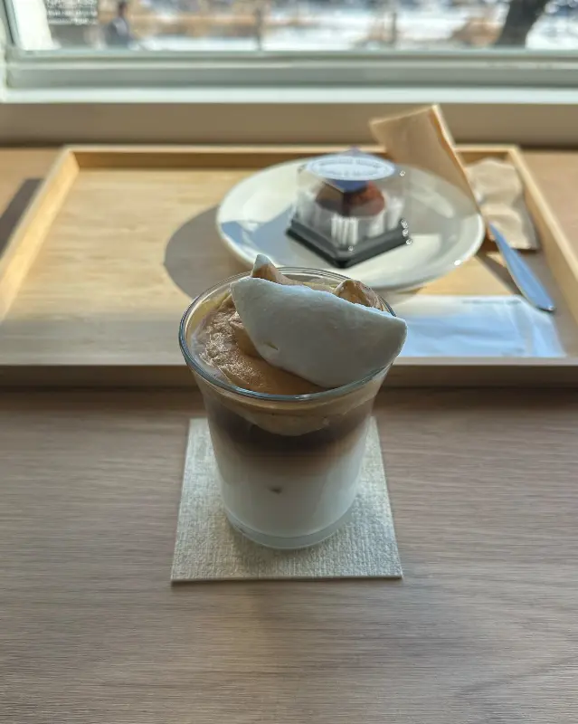 무노크림라떼와 딸기 가나슈 케이크