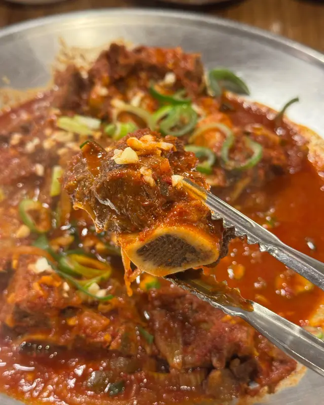 젓가락으로 집어 올린 찜소갈비