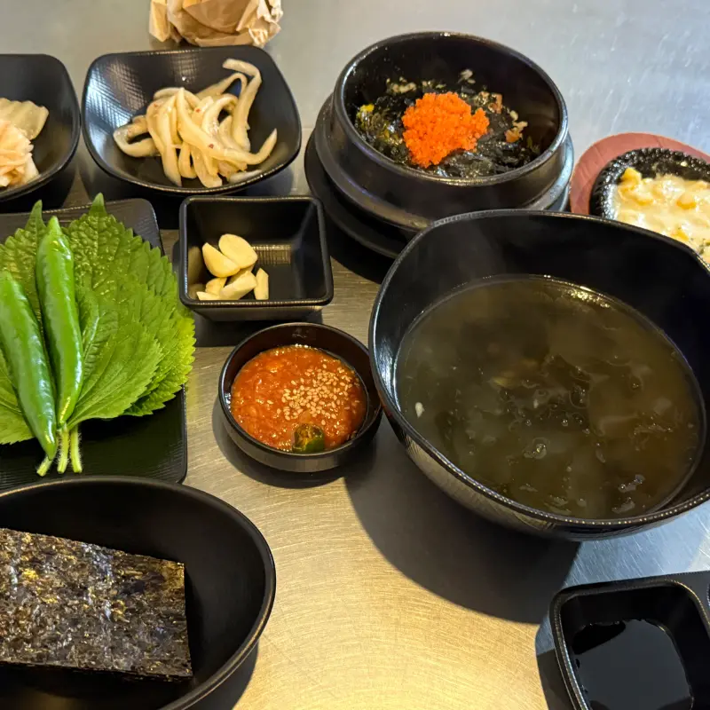 다양한 기본 반찬들이 테이블 위에 놓여 있는 모습