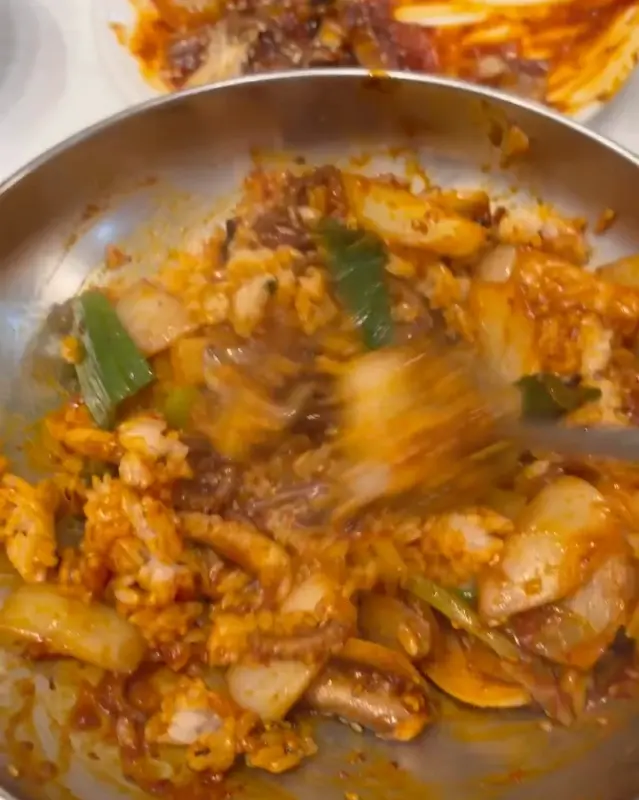 낙지볶음에 밥 비벼먹기