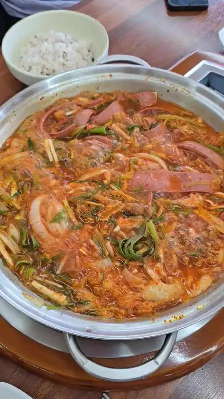 햄과 소세지가 푸짐하게 들어간 부대찌개