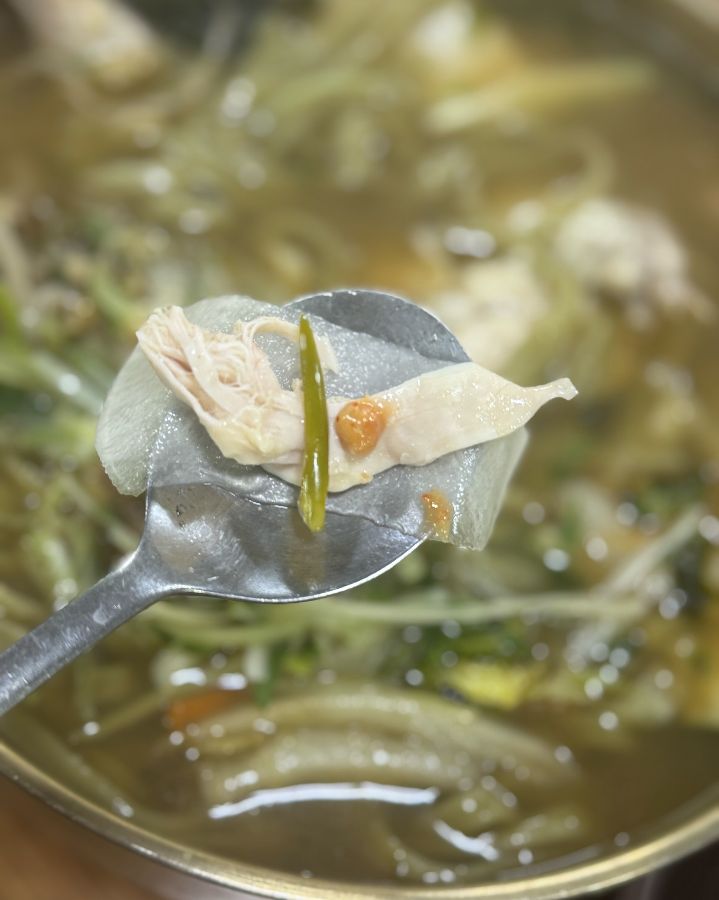 돌미역 닭칼국수 닭고기, 쌈무, 고추 고명 조합