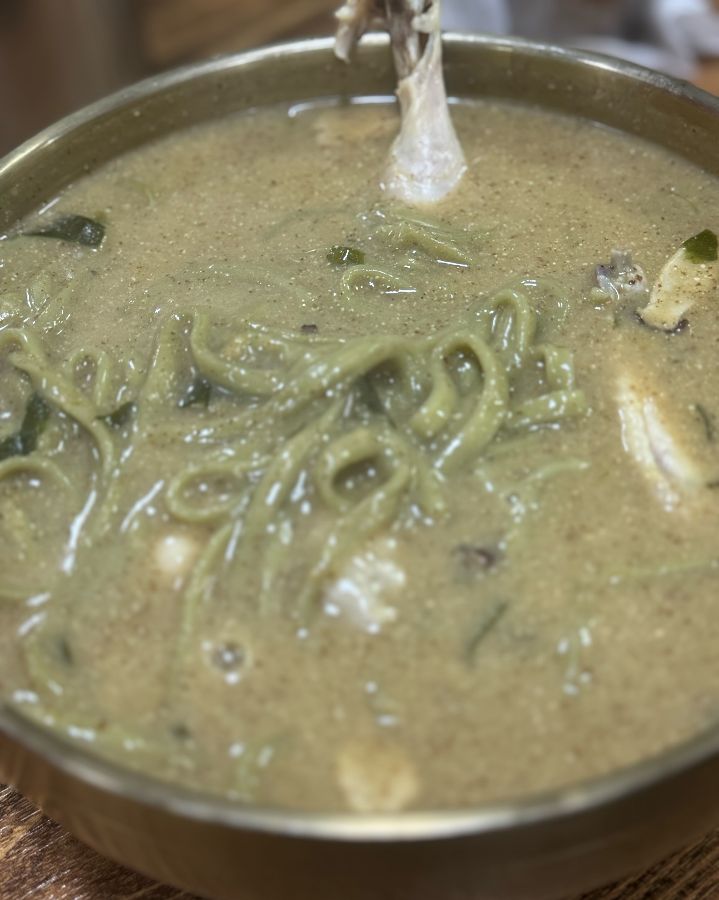 돌미역 닭칼국수, 닭고기와 돌미역의 환상적인 조합