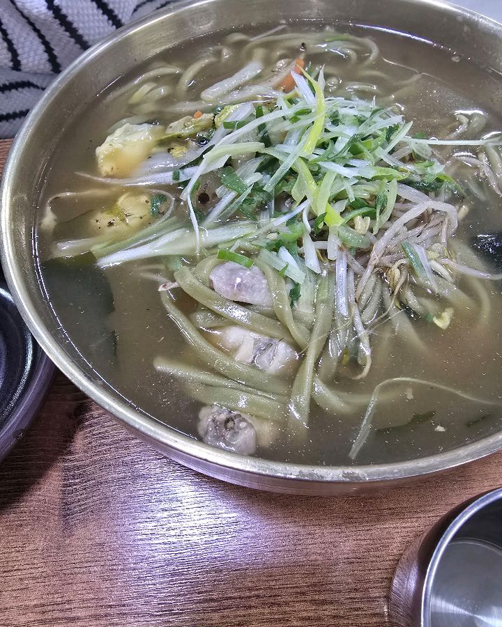 돌미역 칼국수 근접샷, 신선한 재료와 푸짐한 양