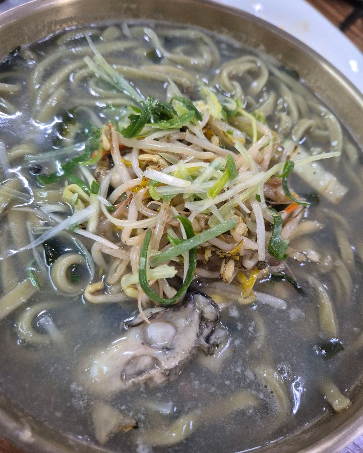 돌미역 통영굴 칼국수, 신선한 굴과 돌미역의 조화