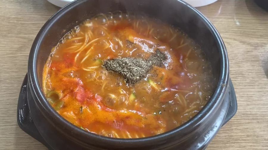 테이블 위에 놓인 어죽 뚝배기