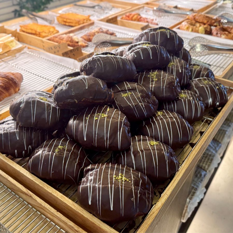 진열된 두바이 초코 소금빵