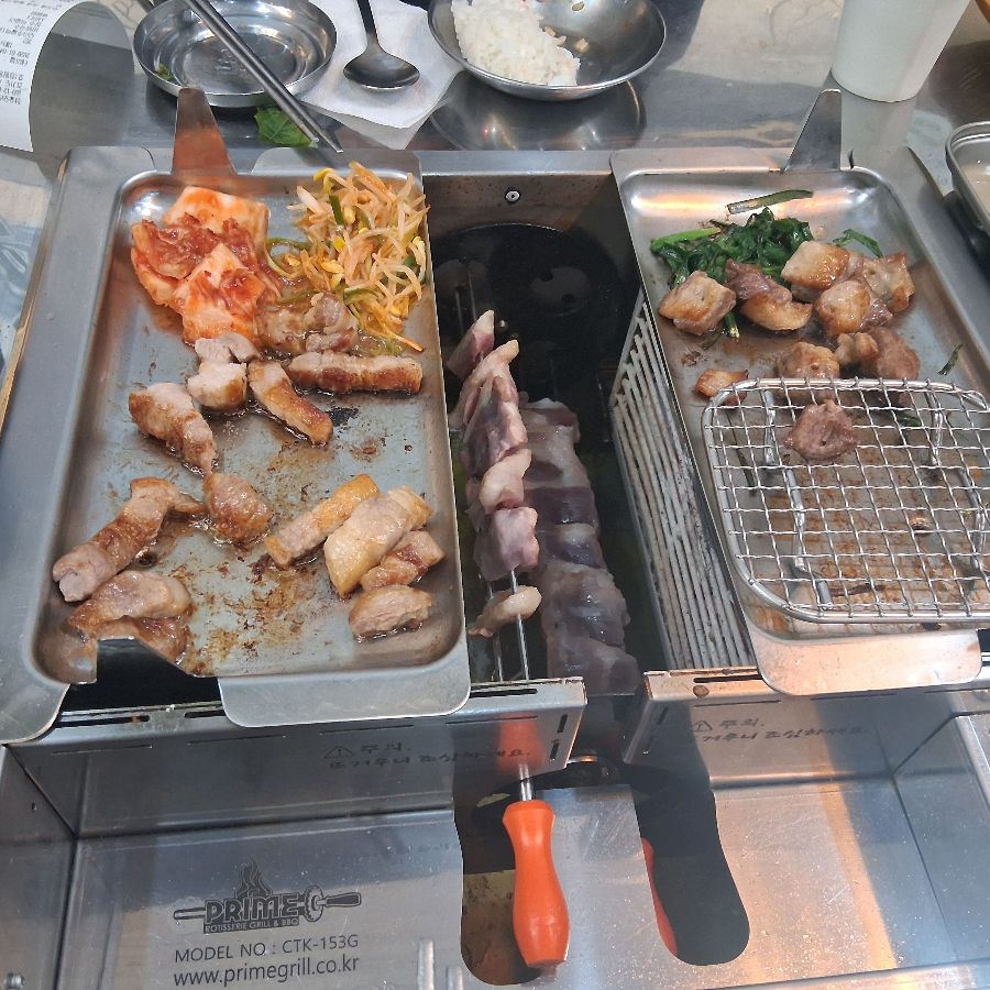 다양한 곁들임 메뉴와 함께 즐기는 오리 꼬치구이 한 상 차림