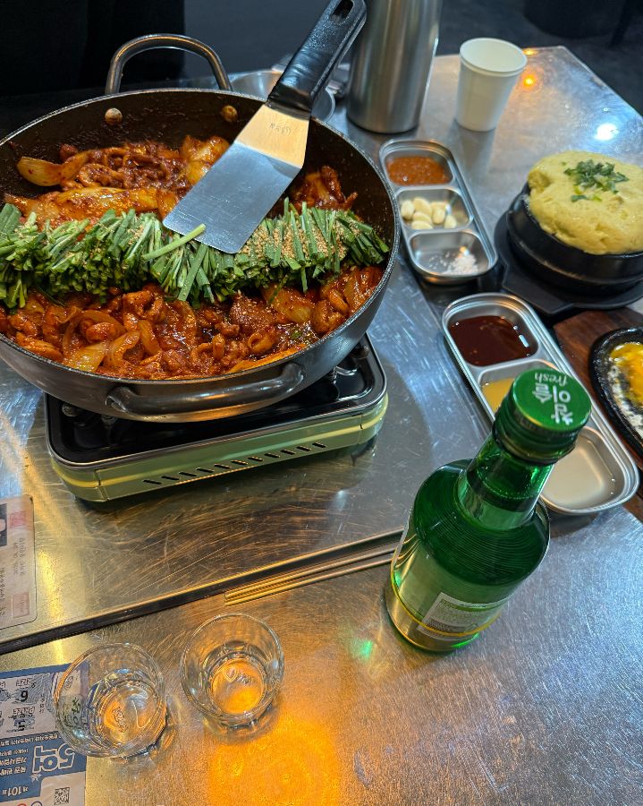 오리 주물럭과 함께 제공되는 다양한 곁들임 메뉴들