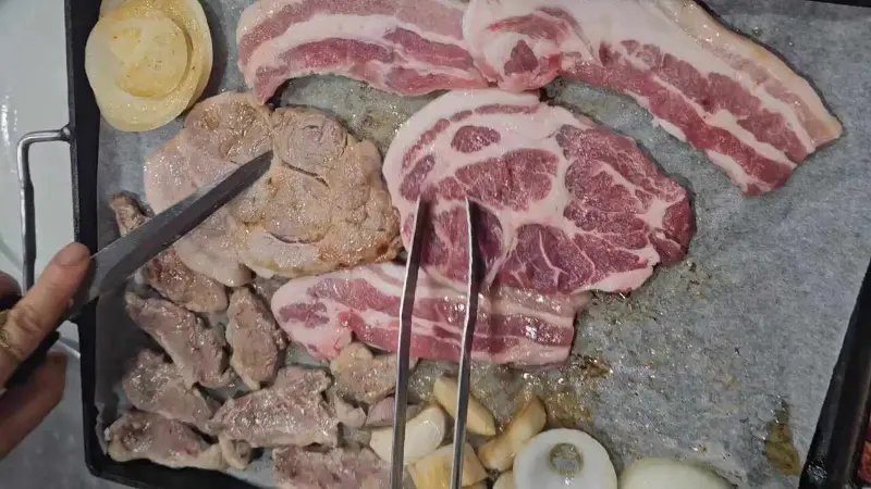 두툼한 삼겹살과 목살