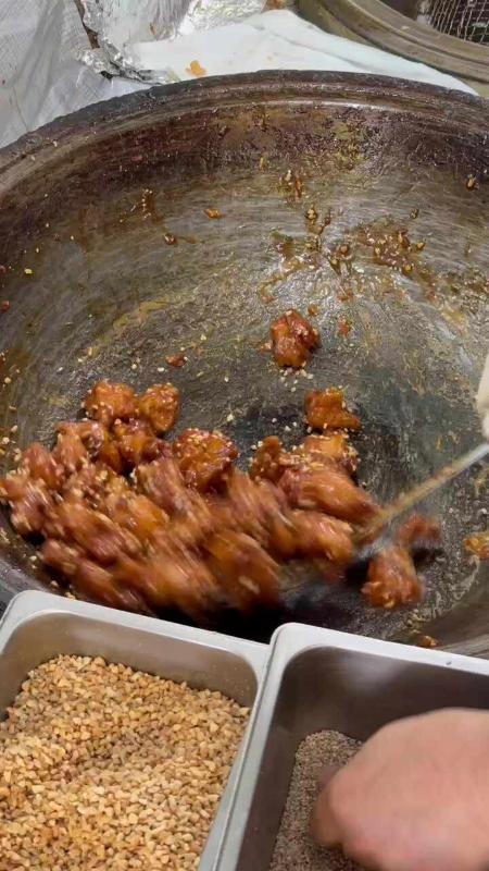 양념에 버무려지는 닭강정