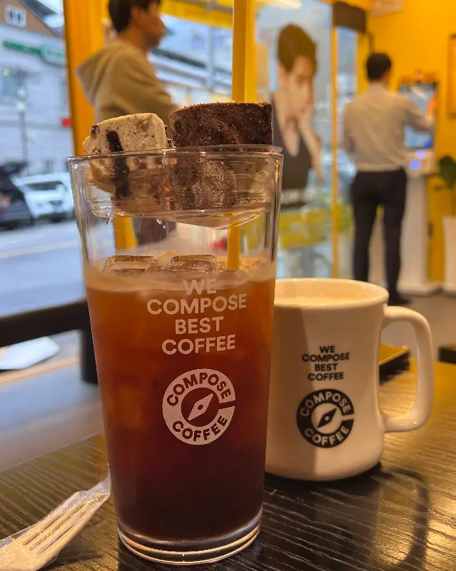 음료 위에 올려진 큐브 마시멜로우