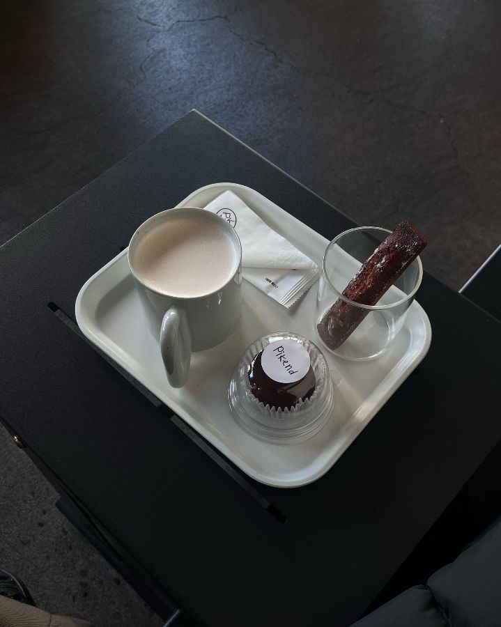 쟁반 위에 놓인 음료와 디저트