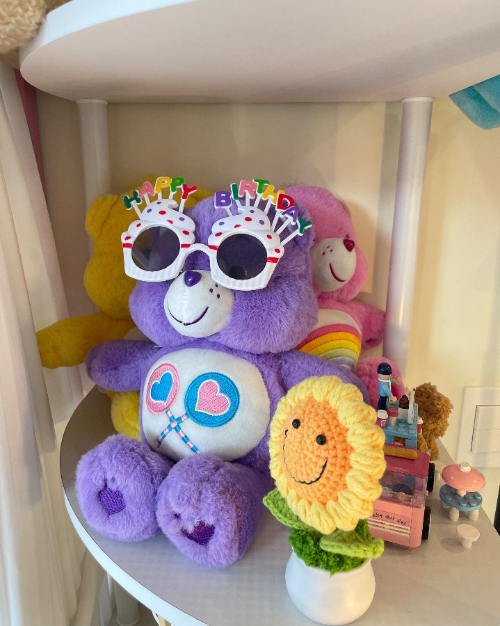 생일 안경을 쓴 곰인형