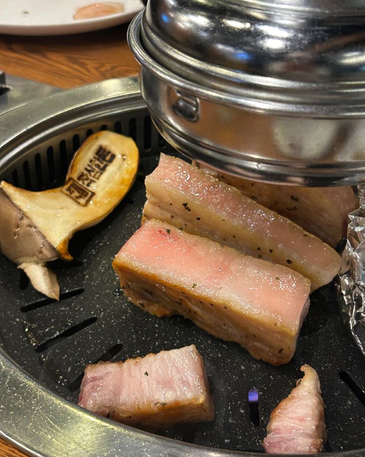 전문가의 손길로 구워지는 숙성 삼겹살