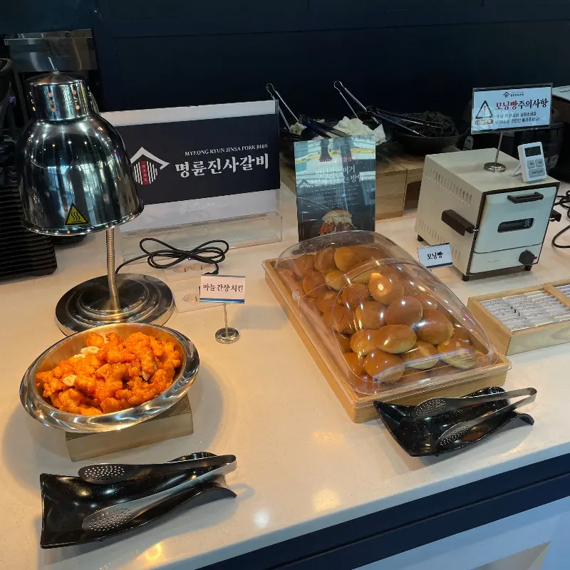 셀프바에 마련된 따뜻한 모닝빵