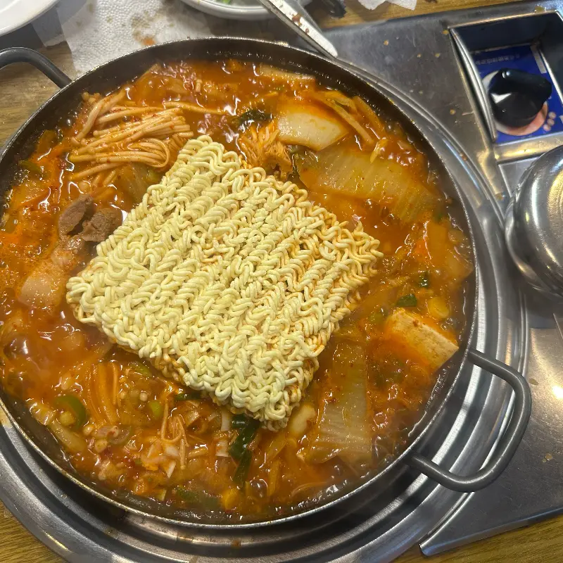 김치찌개에 라면사리 추가