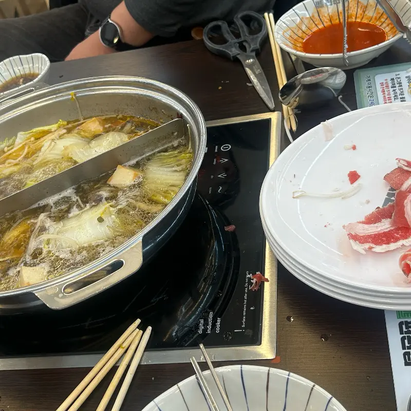 샤브샤브 냄비와 개인 접시
