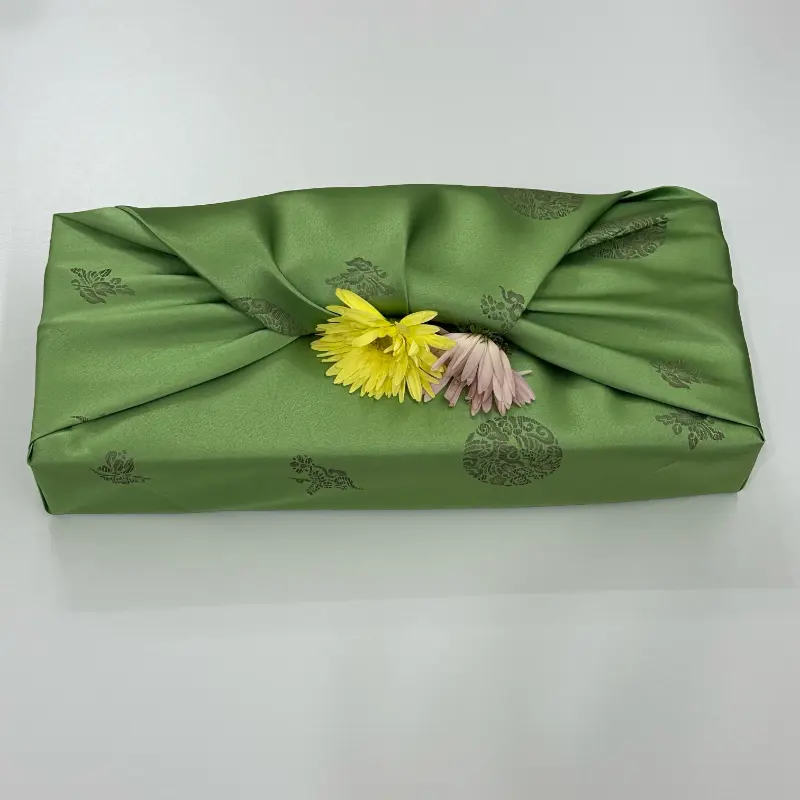 고급스러운 보자기에 포장된 선물 세트