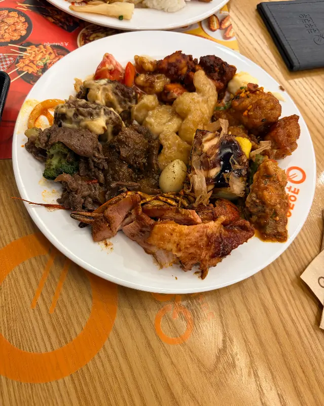 접시에 담긴 다양한 음식들