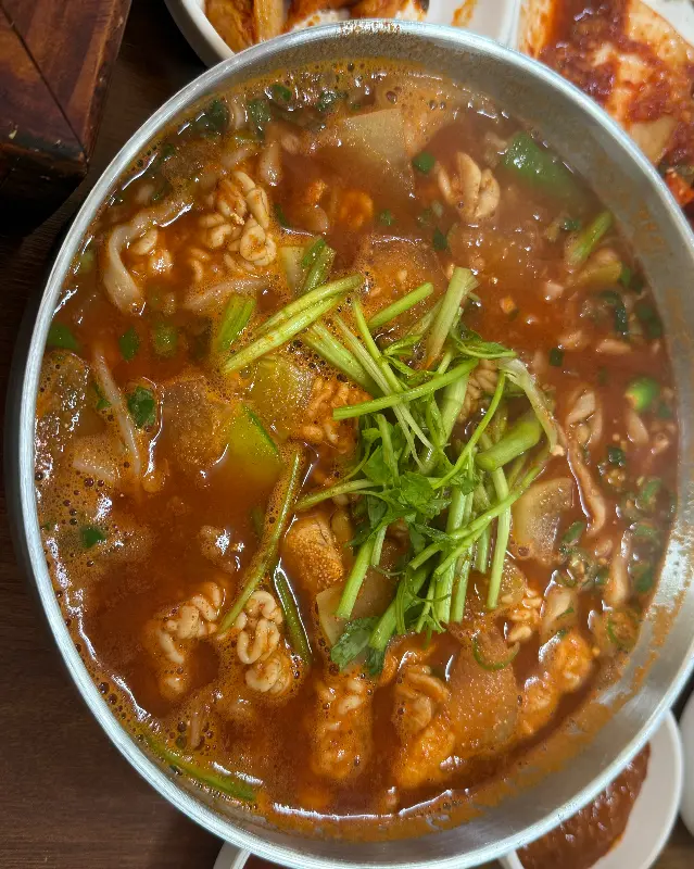 알곤이 칼국수의 매콤한 비주얼