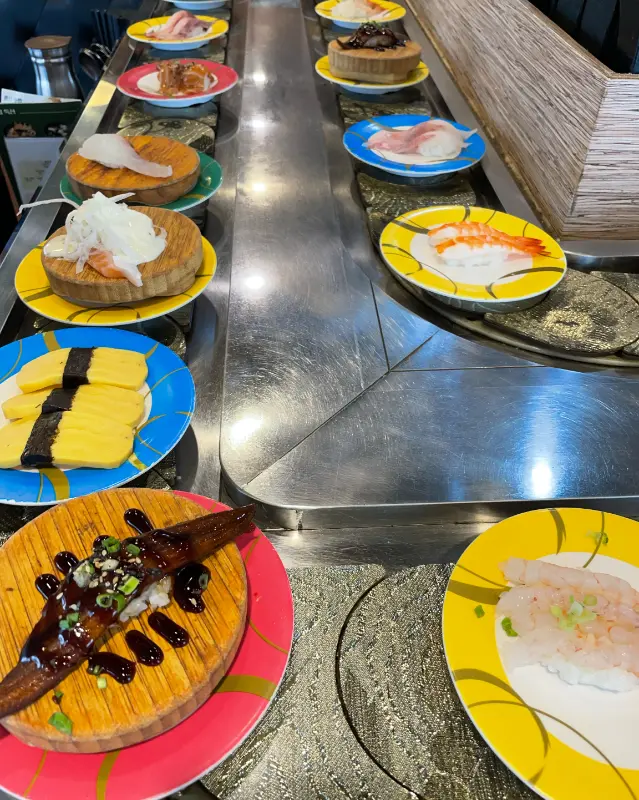 다양한 종류의 초밥 레일