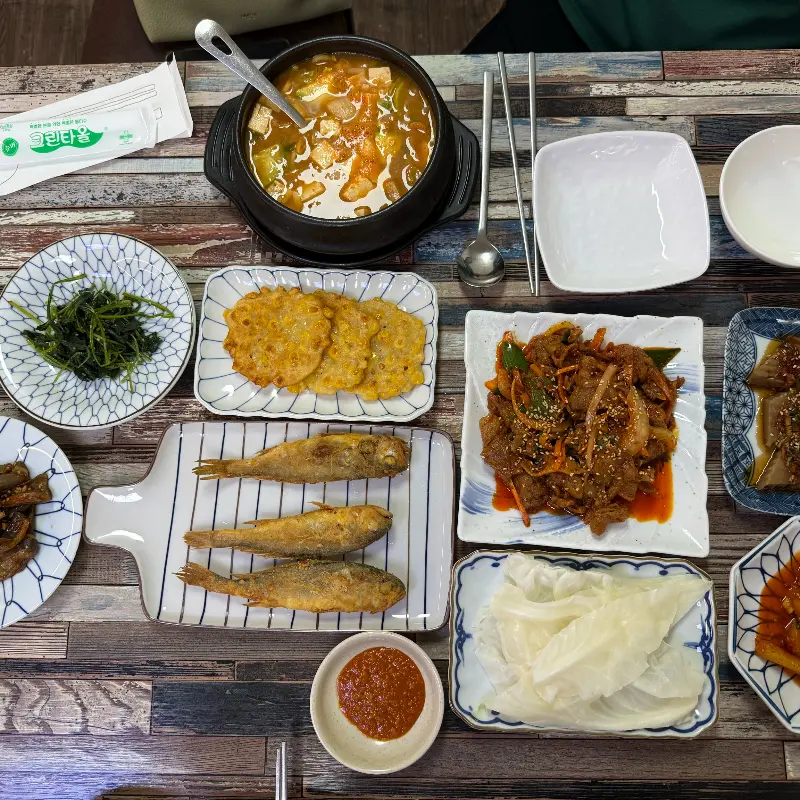 한 상 가득 차려진 곤드레 제육 정식