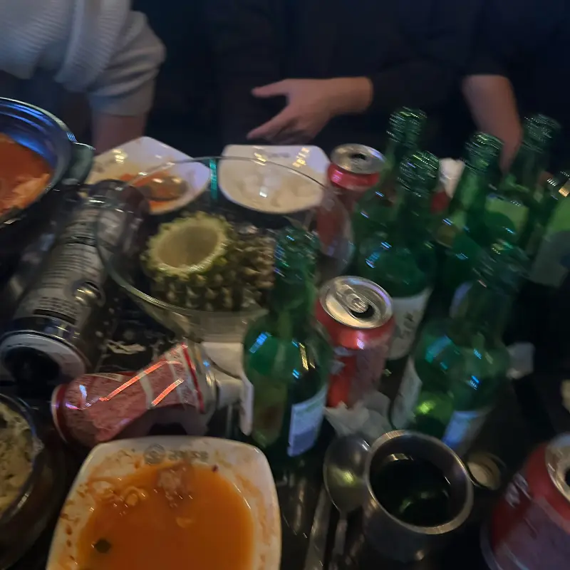 술병이 즐비한 테이블