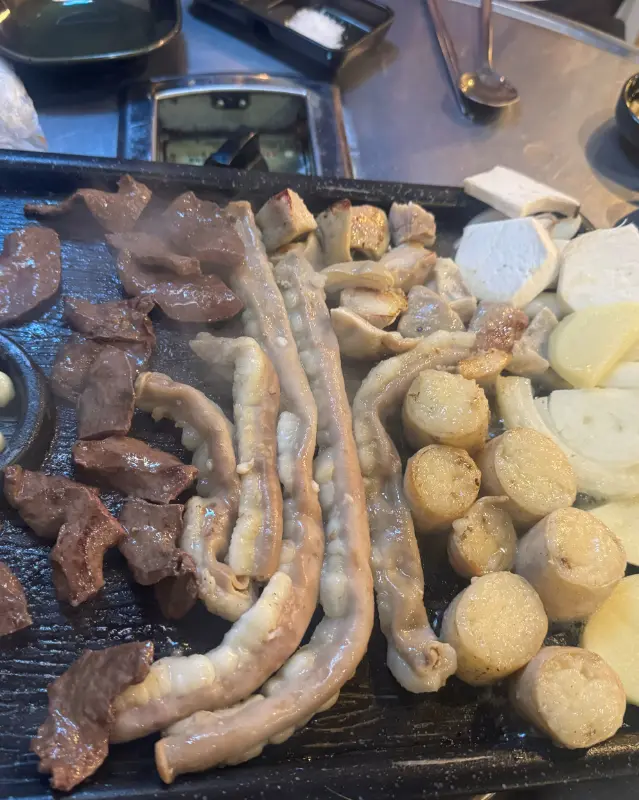 노릇하게 구워진 곱창, 막창, 염통의 아름다운 자태