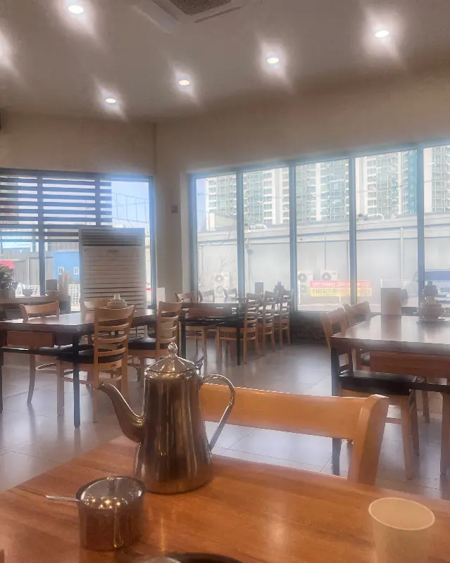 따뜻한 햇살이 들어오는 넓은 매장