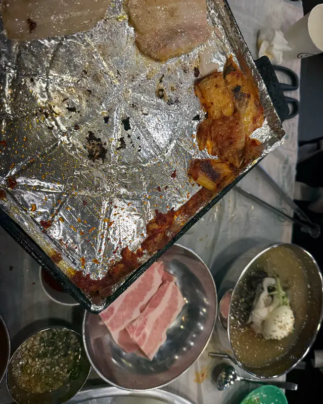 잘 구워진 김치와 냉삼의 조화