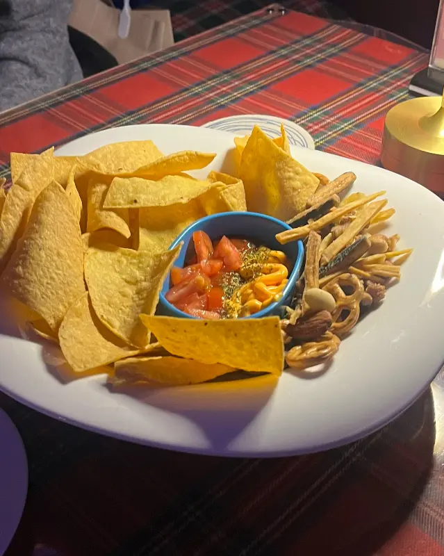 나쵸와 소스가 담긴 플래터