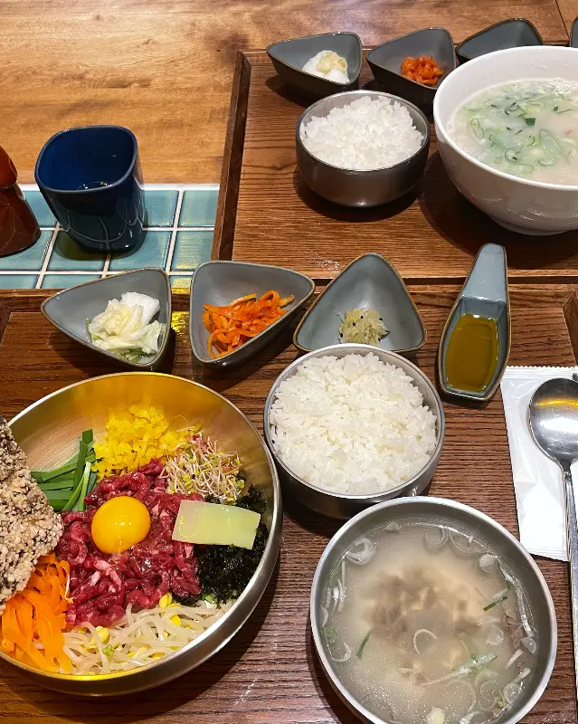 정갈하게 차려진 한 상