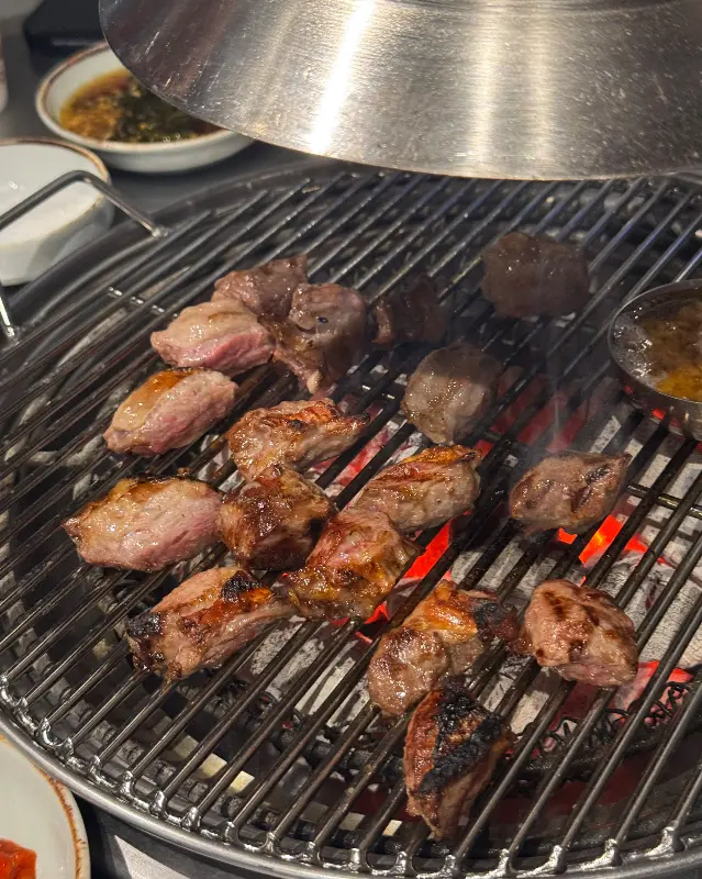 숯불 위에서 익어가는 갈매기살