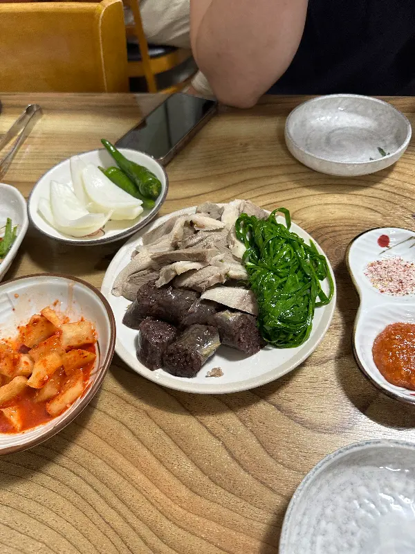 수육, 순대, 야채 한 접시
