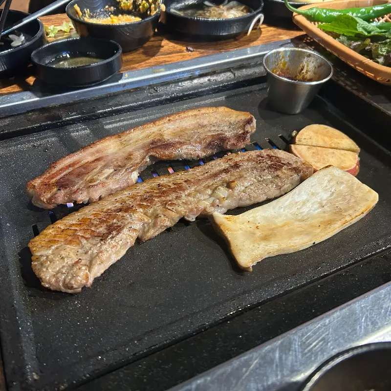 다양한 소스와 함께 즐기는 막창