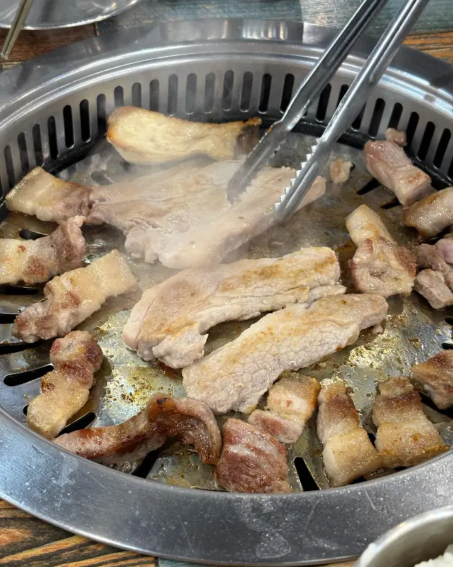 숯불 위에서 맛있게 익어가는 흑돼지