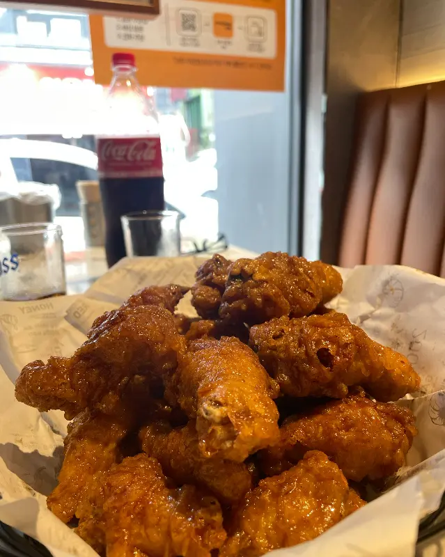 갓 튀겨져 나온 윤기 흐르는 치킨