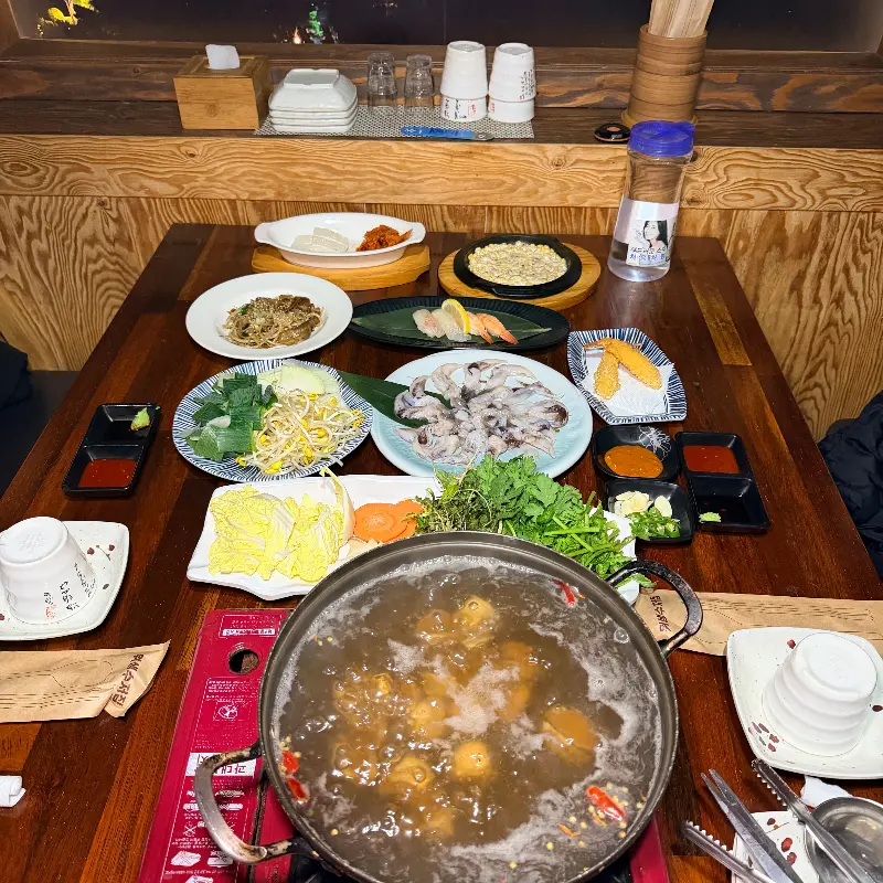 테이블 가득 차려진 새조개 샤브샤브와 스끼다시