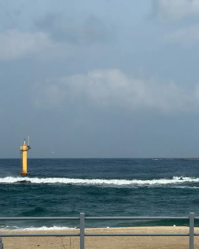 카페에서 바라본 바다 풍경과 등대
