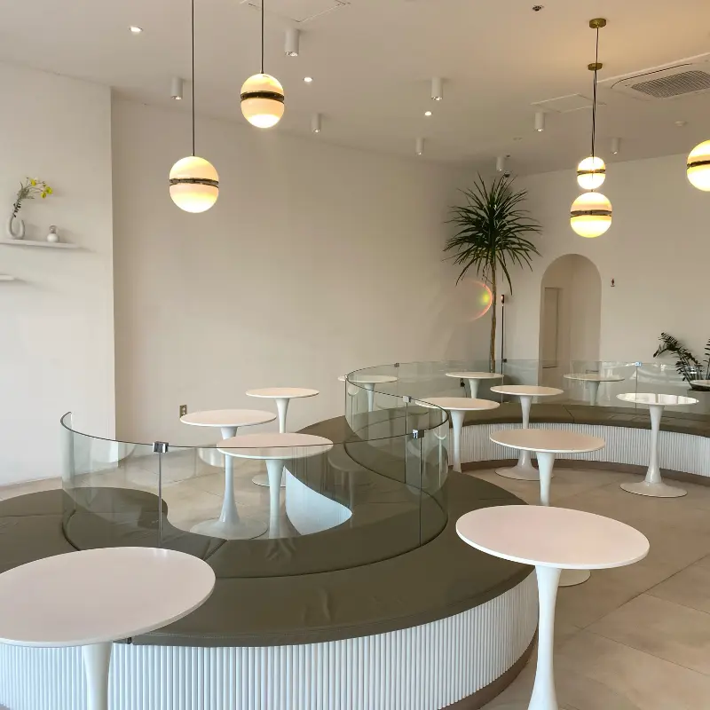 디아펠리즈의 넓고 테이블 간 간격이 넓은 내부