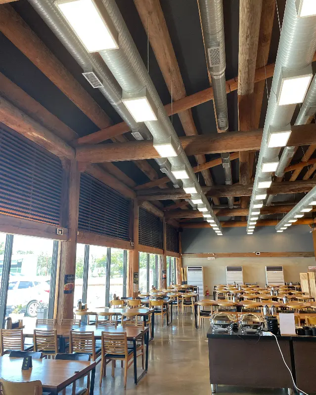 넓고 깔끔한 매장 내부