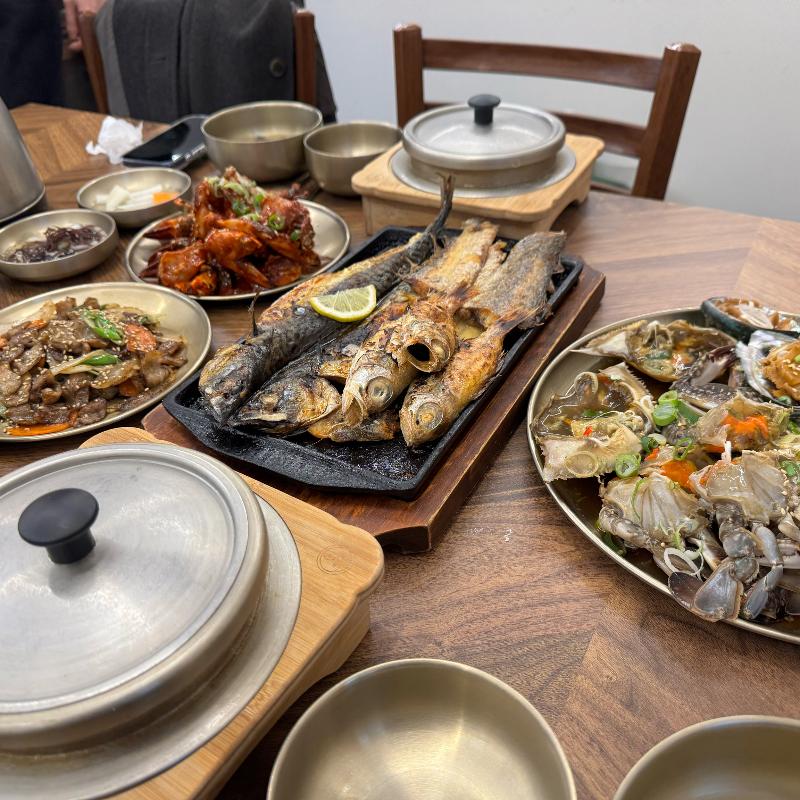 정갈한 밑반찬과 메인 메뉴의 조화