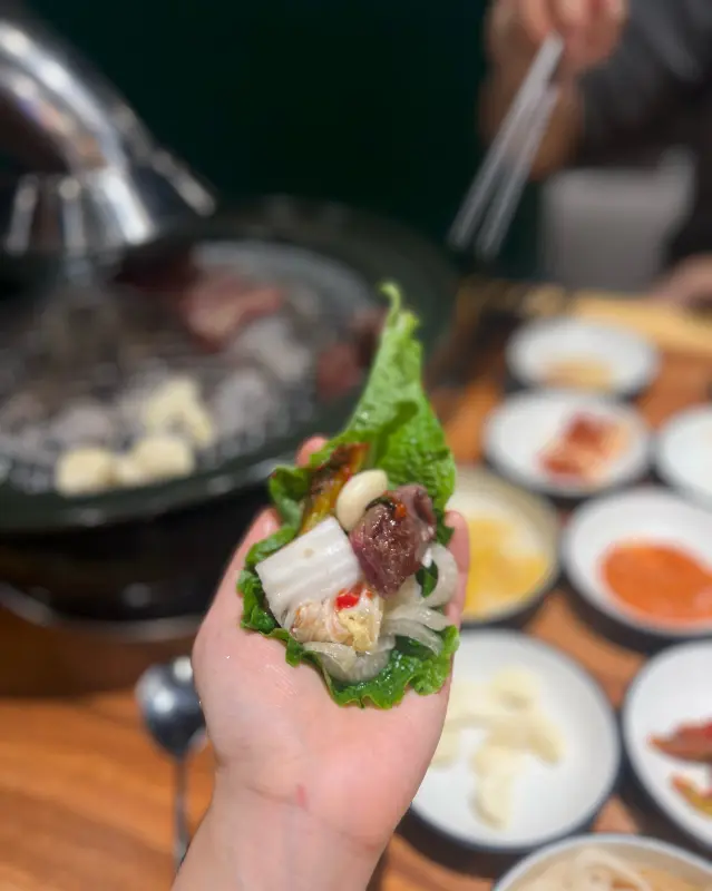 쌈에 싸서 먹는 모습