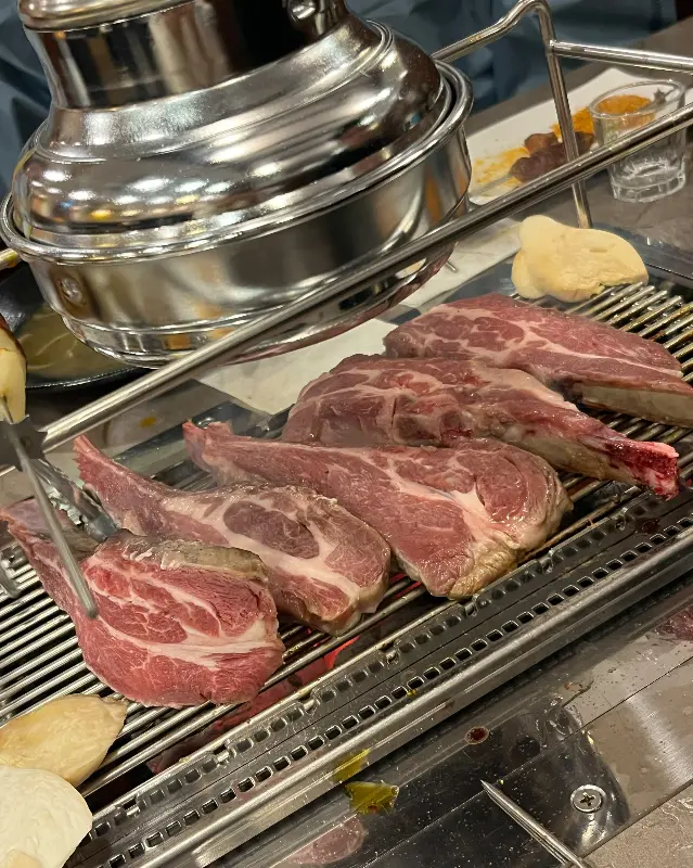 육즙 가득한 양갈비의 자태